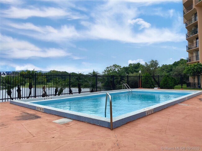 Building Photo - 9686 Fontainebleau Blvd