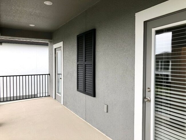 Building Photo - Beautiful 3/2.5 Newly Appointed Home with ...