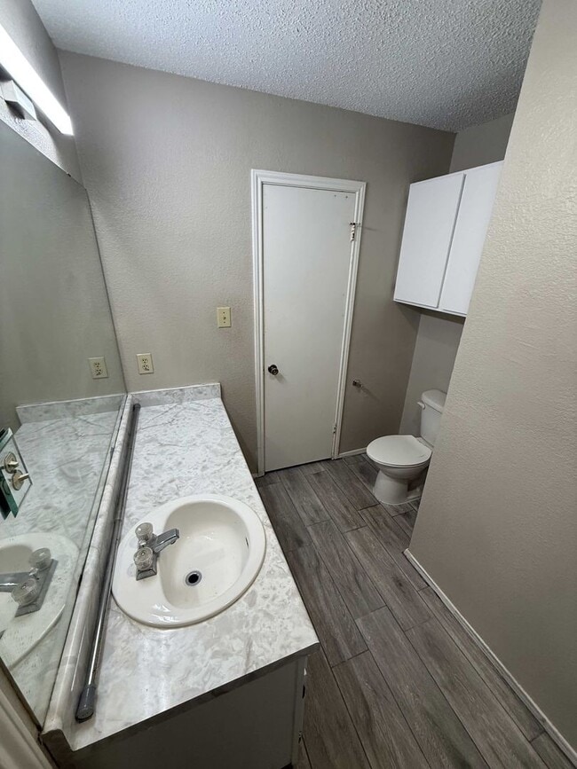 Building Photo - 1204 Greenbriar Loop