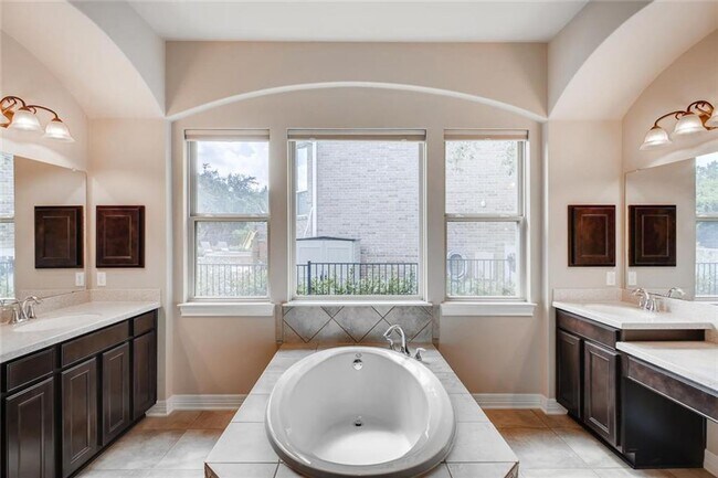 Building Photo - Stunning Single Story in Falconhead West!