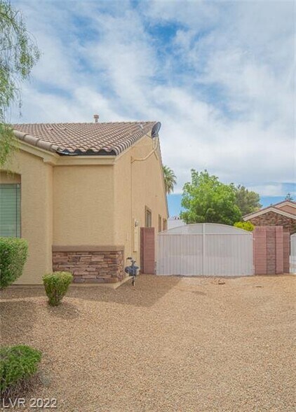 RV Parking - 4935 Moncada Way