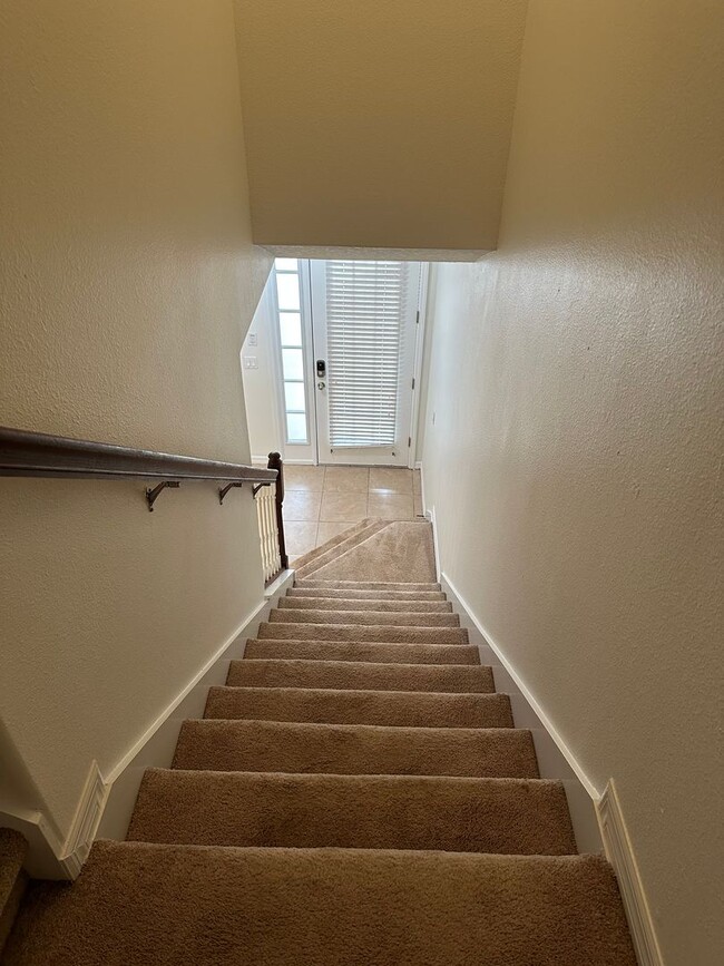 Building Photo - 3 Bedroom, 2.5 Bath Townhome in Gated Sanford Community – Pet Friendly