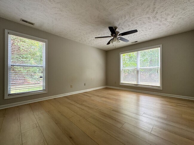 Building Photo - Cute 2 Bed 2 Bath Ground Level Condo with Community Pool