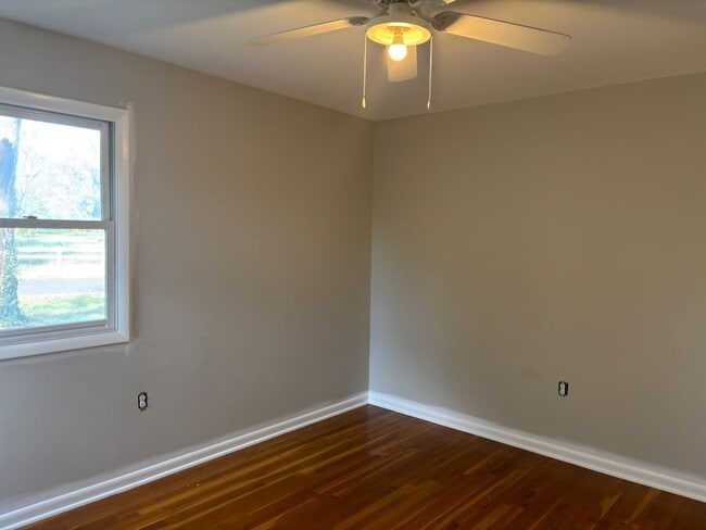 Building Photo - Spacious 4 Bed 1.5 Bath House