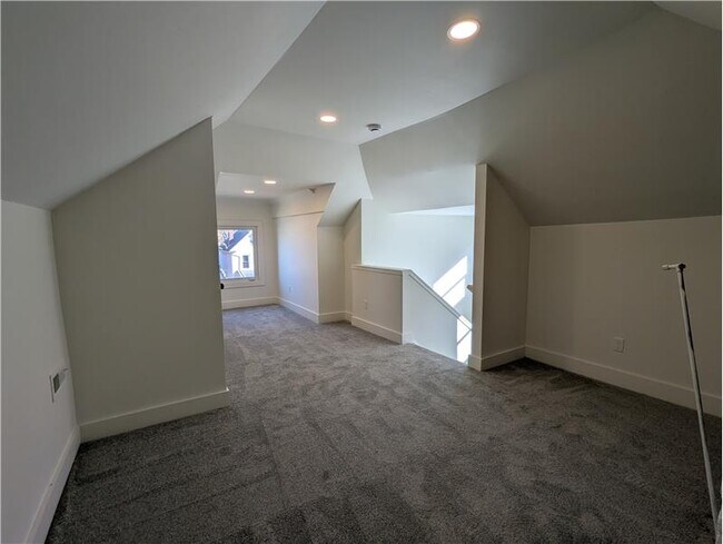 Building Photo - 619 Carpenter St