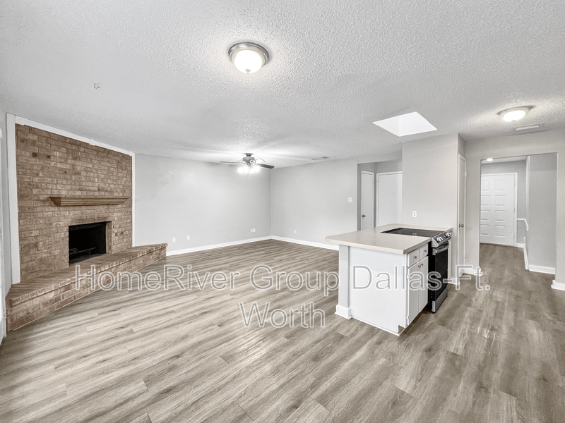 Building Photo - 9703 La Rochelle Dr
