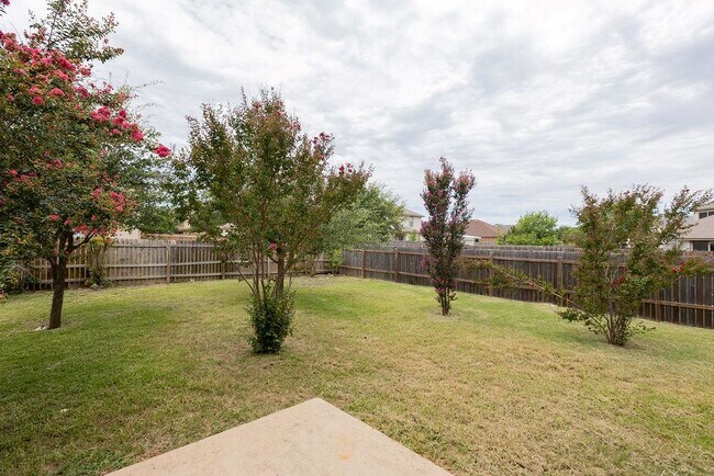 Building Photo - 211 Rim Rock Dr