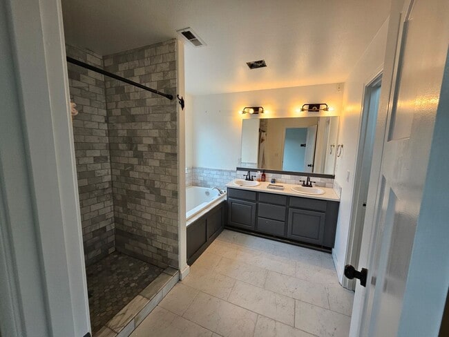 Building Photo - Modern 3 Bedroom, 2.5 Bath Home in Hillsboro with Granite Countertops and 2 Car Garage!