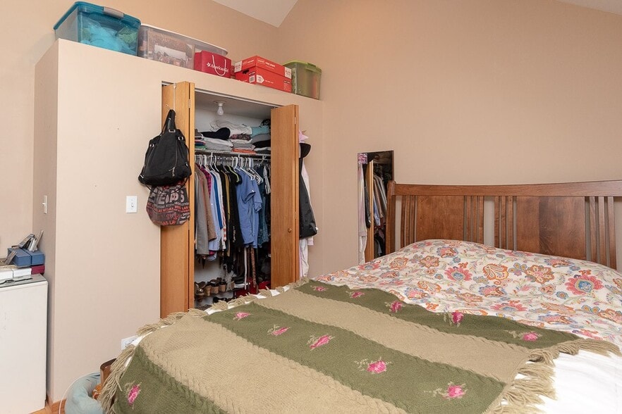 Building Photo - 1307 N Greenview Ave