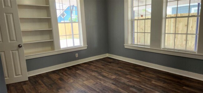 Building Photo - 5733 Dorbrandt St