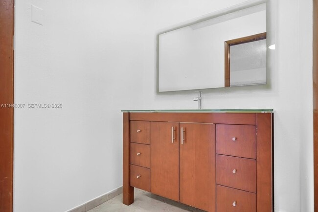 Building Photo - 326 E 34th St