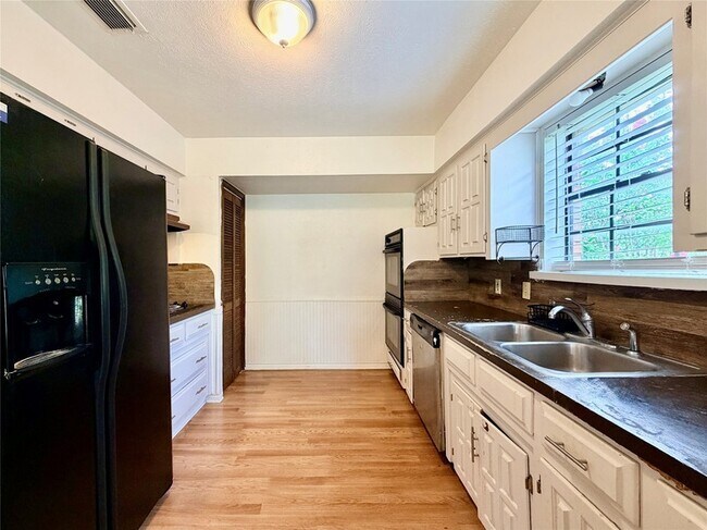 Building Photo - 1416 Sandy Creek Dr