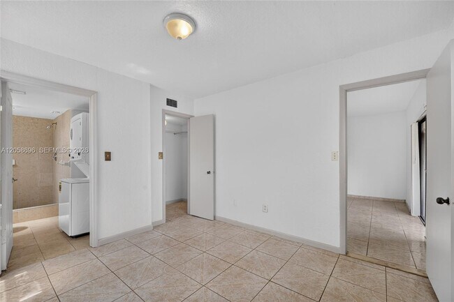 Building Photo - 6001 Shaker Wood Cir