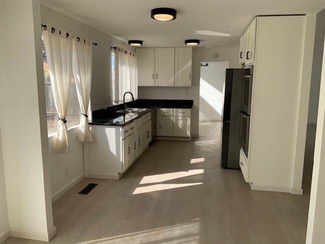 Building Photo - Stunning Remodeled 4 bedroom Hercules Home