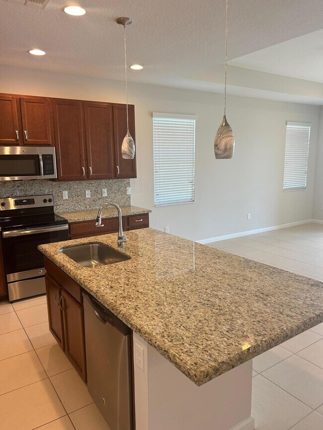 Building Photo - 11066 SW Sunrise Lk Ter