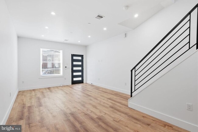 Building Photo - 458 W Earlham Ter