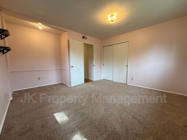 Building Photo - 806 Forest Ave