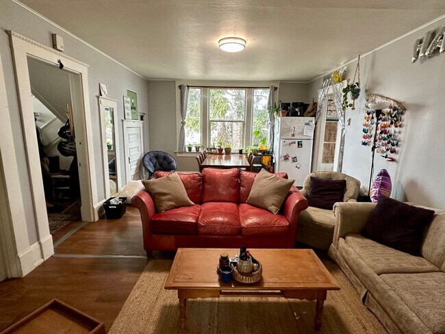 Building Photo - Spacious 7-Bed, 2-Bath Near Downtown Bellingham of Comfortable Living!