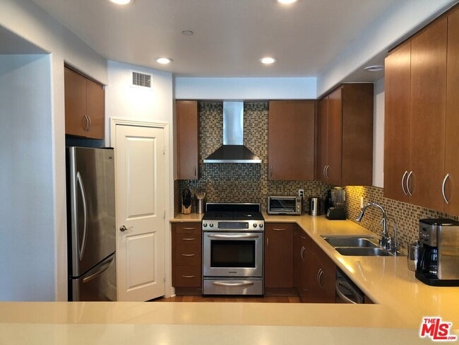 Building Photo - 7100 Playa Vista Dr