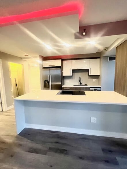 Building Photo - 345 N La Salle Dr