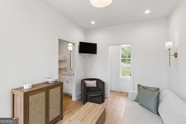 Building Photo - 11 Bourbon St