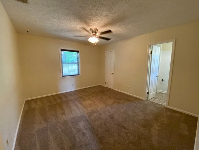 Building Photo - Adorable 3/2 on large corner lot