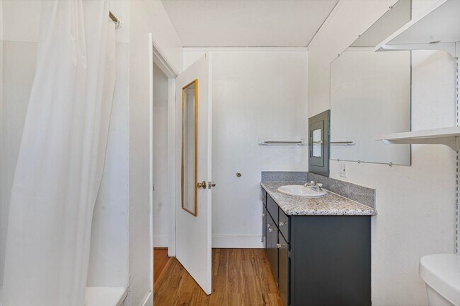 Building Photo - Charming close-in Foster-Powell studio in four-plex—Updated kitchen & bath, shared laundry, share...