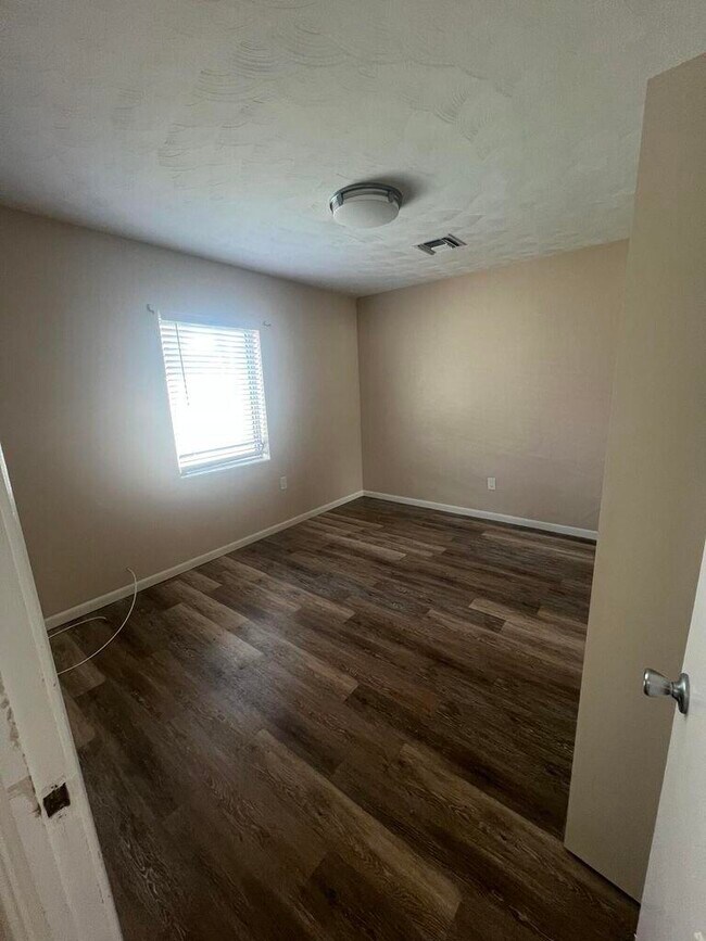 Building Photo - 1037 N Victoria Park Rd