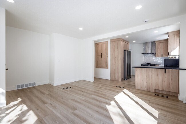 Building Photo - Beautifully Updated 3-Bedroom Home with Modern Upgrades & Spacious Backyard