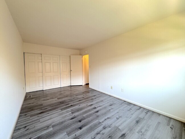 Building Photo - Charming & Spacious Two Bedroom One bathroom Unit