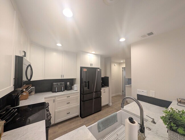 Building Photo - Beautifully Renovated Condo in Rancho Bernardo!