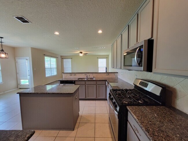 Building Photo - Charming 4 beds 2 baths in San Antonio!