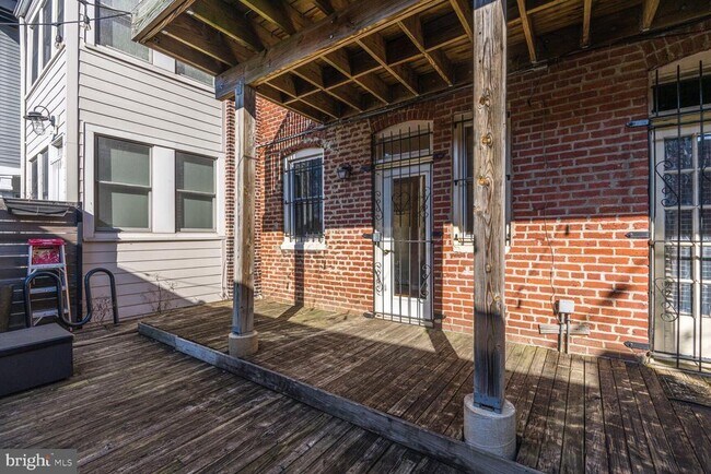 Building Photo - 424 11th St NE