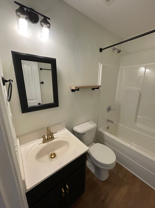 Building Photo - Well-Maintained 3 Bedroom, 2 Bath Home wit...