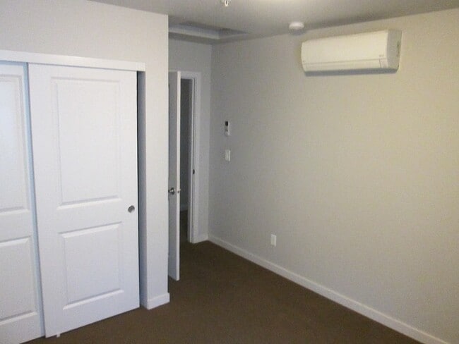 Building Photo - Spacious Two Bedroom Townhome