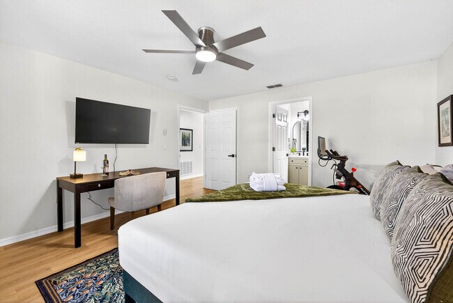 Building Photo - 310 W Warren Ave