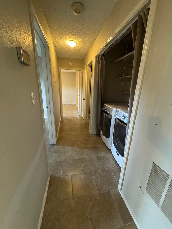 Building Photo - 1202 Thorpe Ln