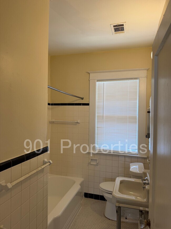 Building Photo - 1055 S Cox St