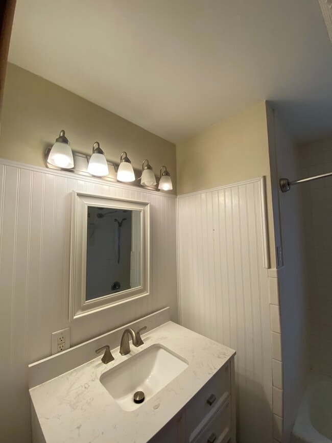 Building Photo - 3- Bedroom Home