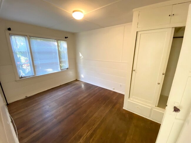 Building Photo - Stunning one bedroom one bath located on pch!