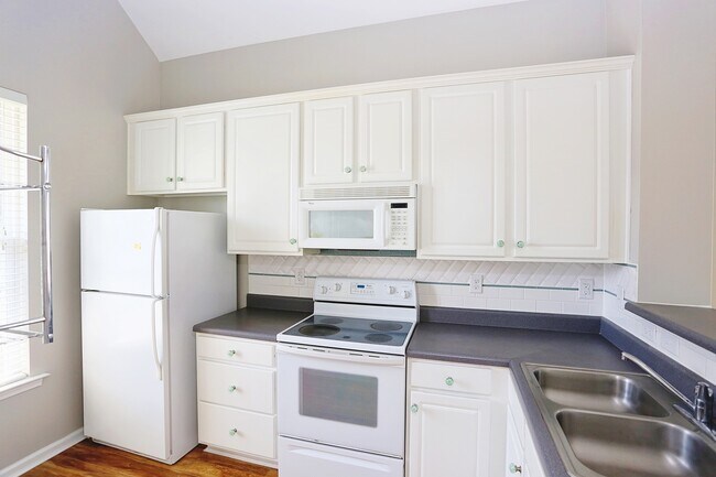 Building Photo - 915 Cinnamon Dr
