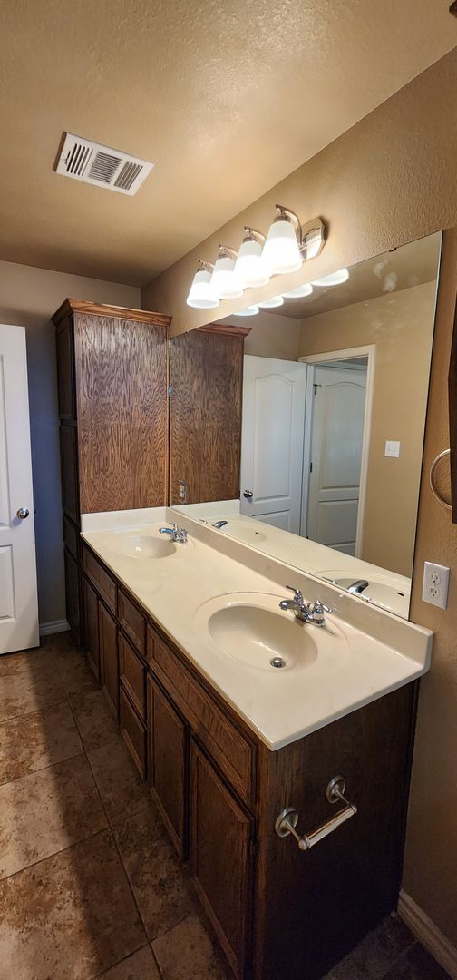 Building Photo - Beautiful 2 Bedroom / 2 Bath Duplex – Off ...