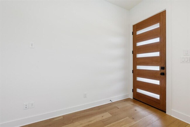 Building Photo - 212 E 20th St