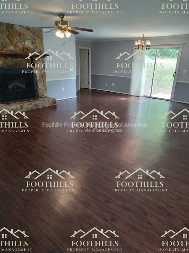 Building Photo - 213 Lake Forest Cir