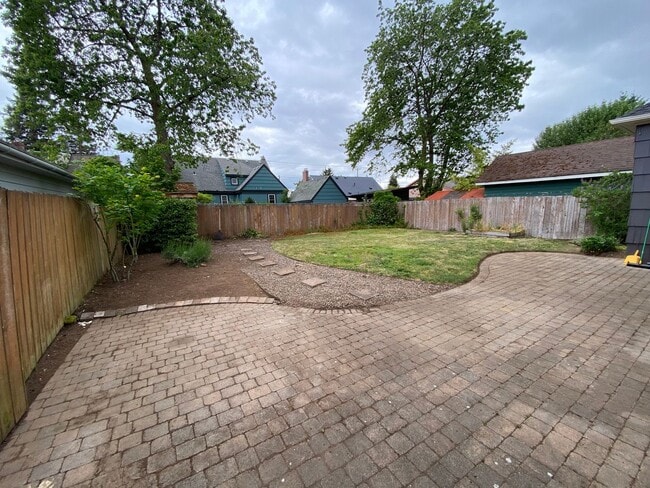 Building Photo - Arbor Lodge Bungalow!
