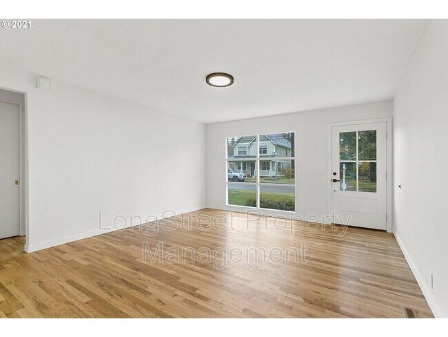 Building Photo - 6014 SE Insley St