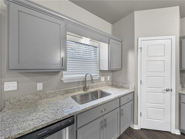 Building Photo - 195 E 2nd St