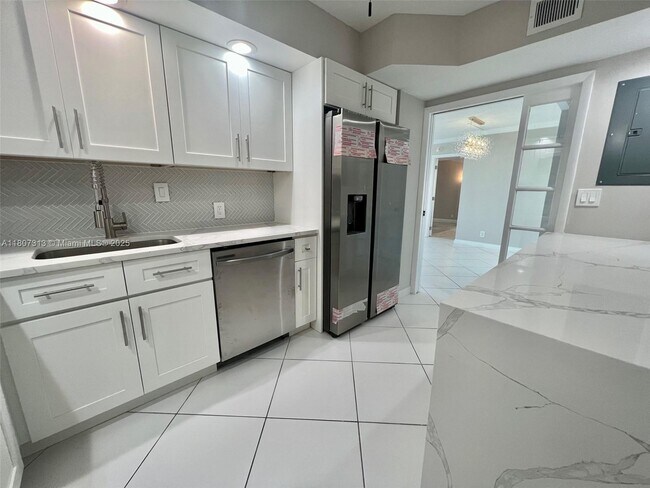 Building Photo - 100 Bayview Dr