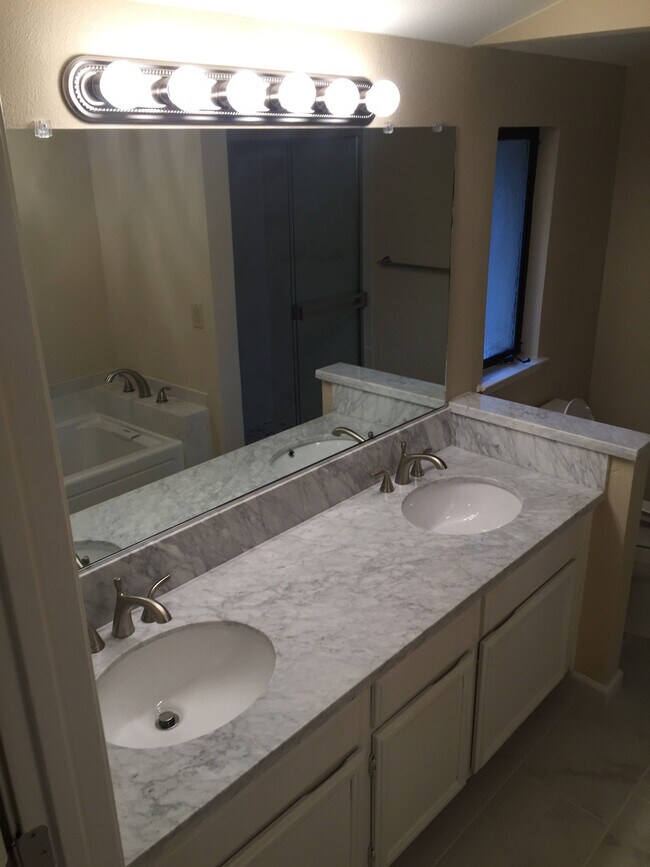 Building Photo - 110 Rock Ravine Ct