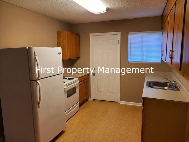 Building Photo - 2-bedroom Duplex